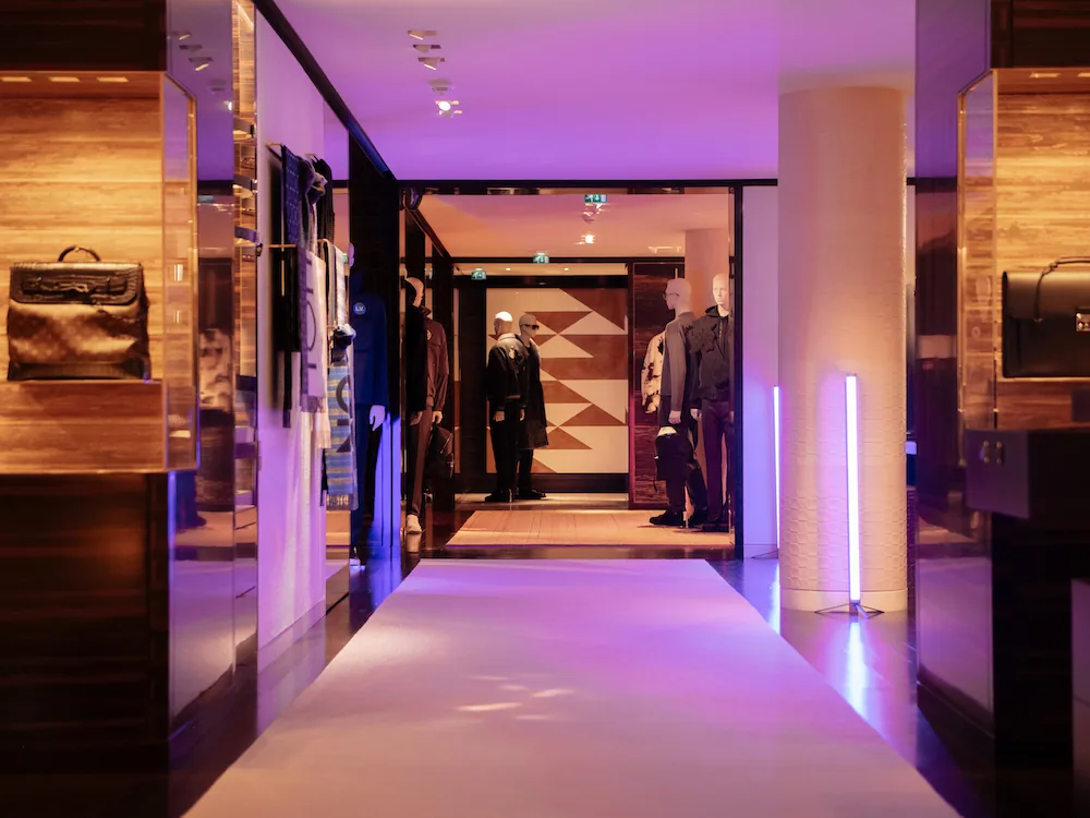Brunch de Noël Louis Vuitton sur l'avenue Montaigne, avec une ambiance festive et des décorations lumineuses.