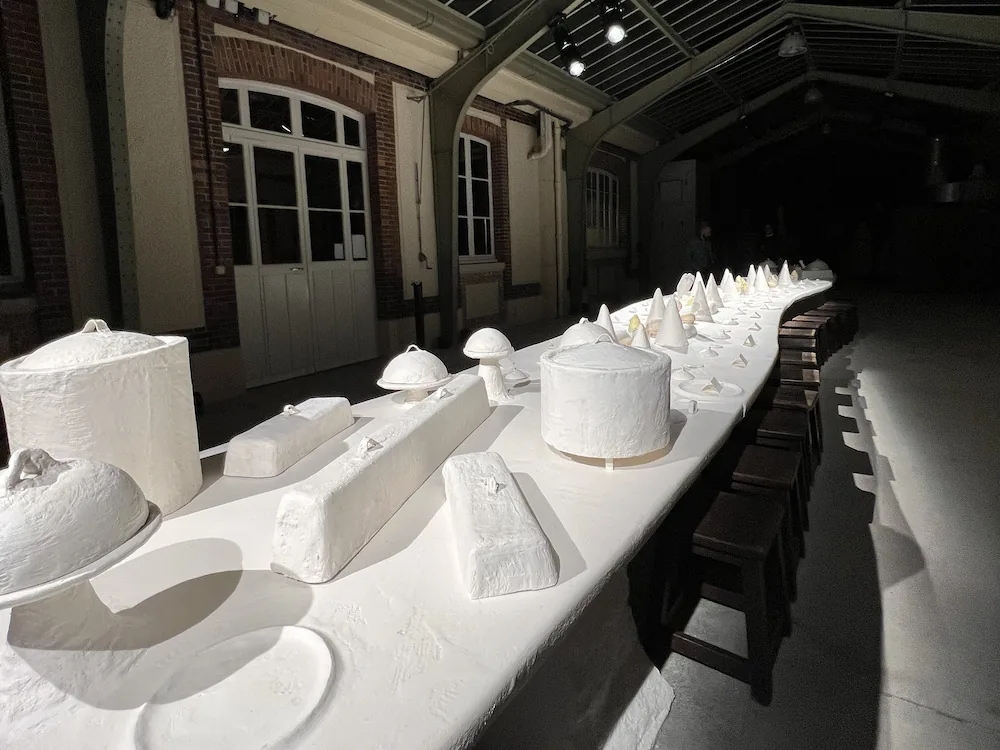 Dîner LOEWE au musée de la céramique à Sèvres, avec une scénographie innovante et une ambiance lumineuse élégante.