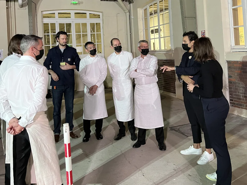 Dîner LOEWE au musée de la céramique à Sèvres, avec une scénographie innovante et une ambiance lumineuse élégante.