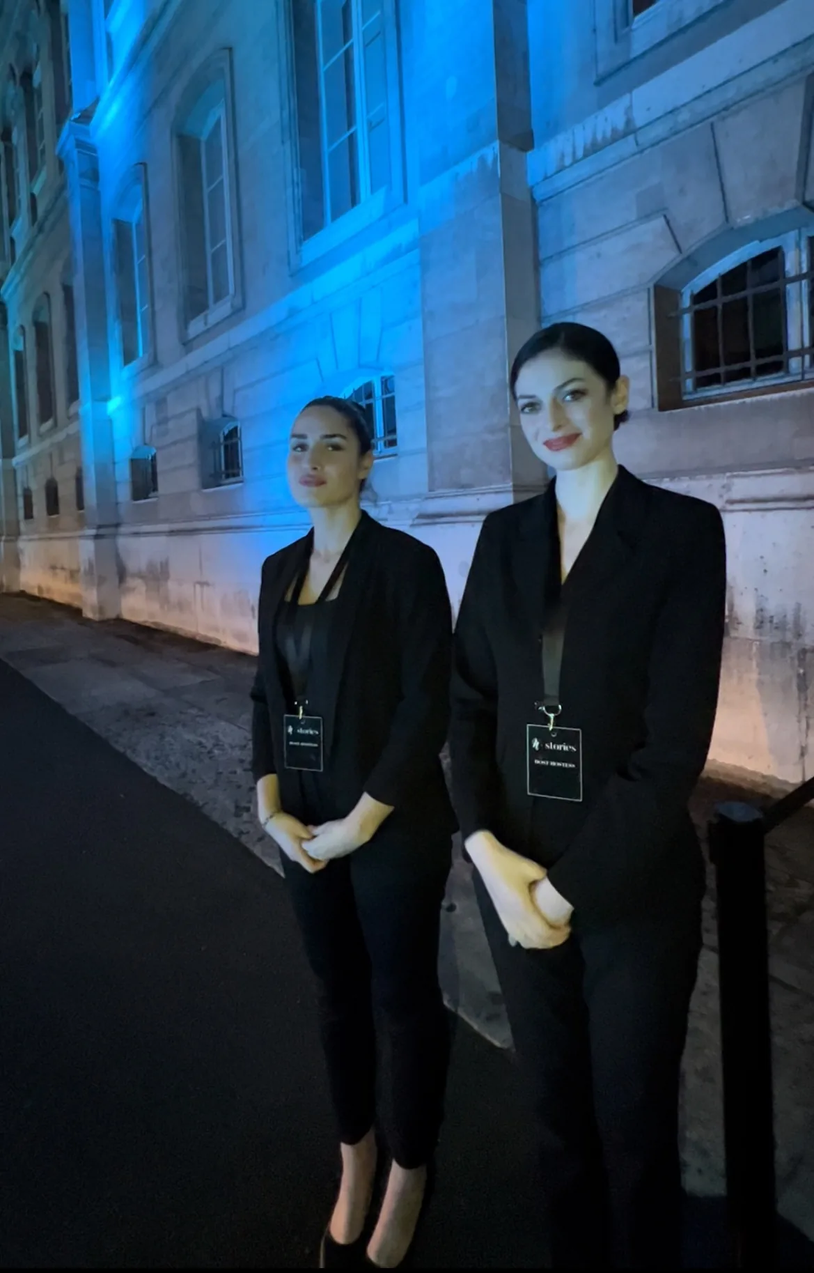Dîner LOEWE au musée de la céramique à Sèvres, avec une scénographie innovante et une ambiance lumineuse élégante.