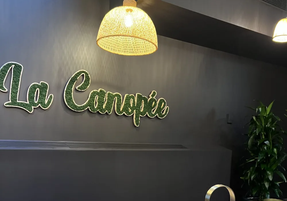 Inauguration de l'espace La Canopée au siège de LVMH, décoré avec une ambiance florale et élégante.
