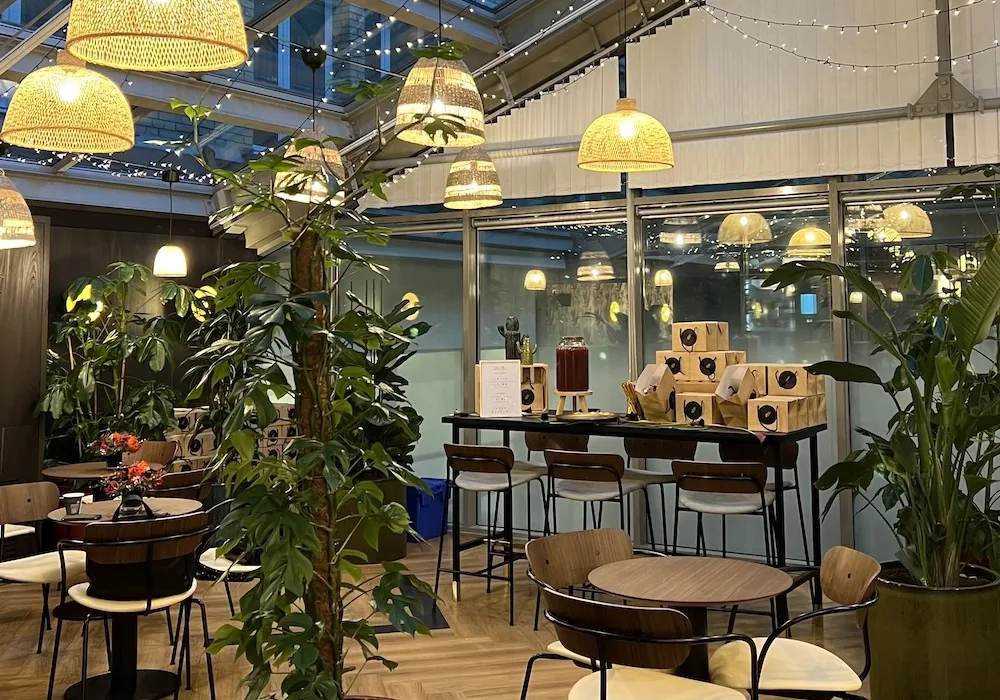 Inauguration de l'espace La Canopée au siège de LVMH, décoré avec une ambiance florale et élégante.