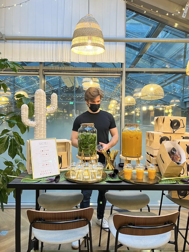 Inauguration de l'espace La Canopée au siège de LVMH, décoré avec une ambiance florale et élégante.
