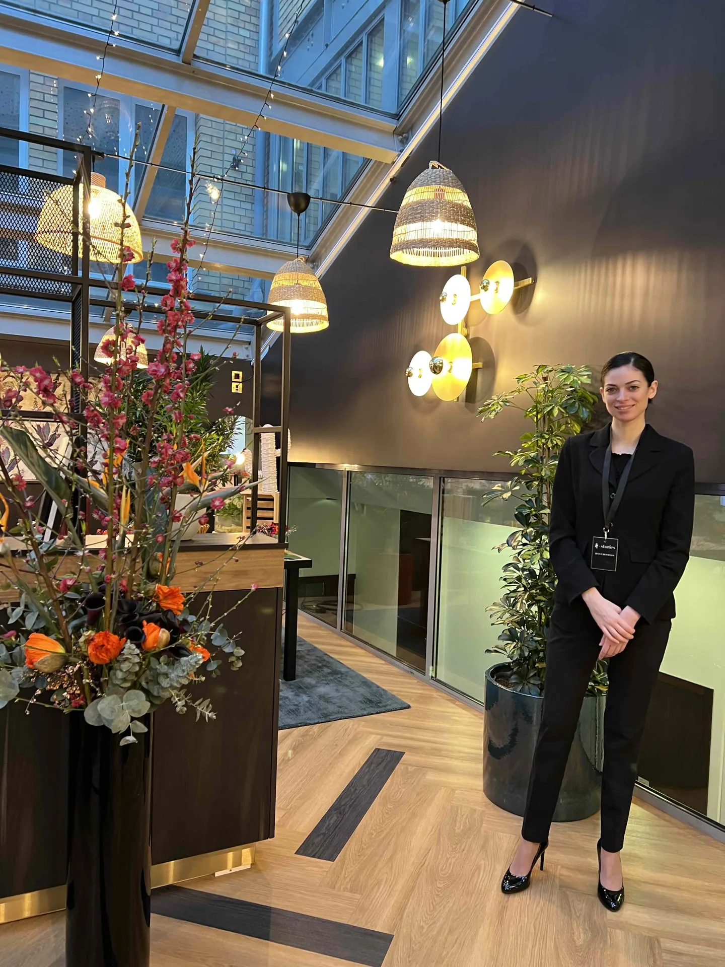Inauguration de l'espace La Canopée au siège de LVMH, décoré avec une ambiance florale et élégante.