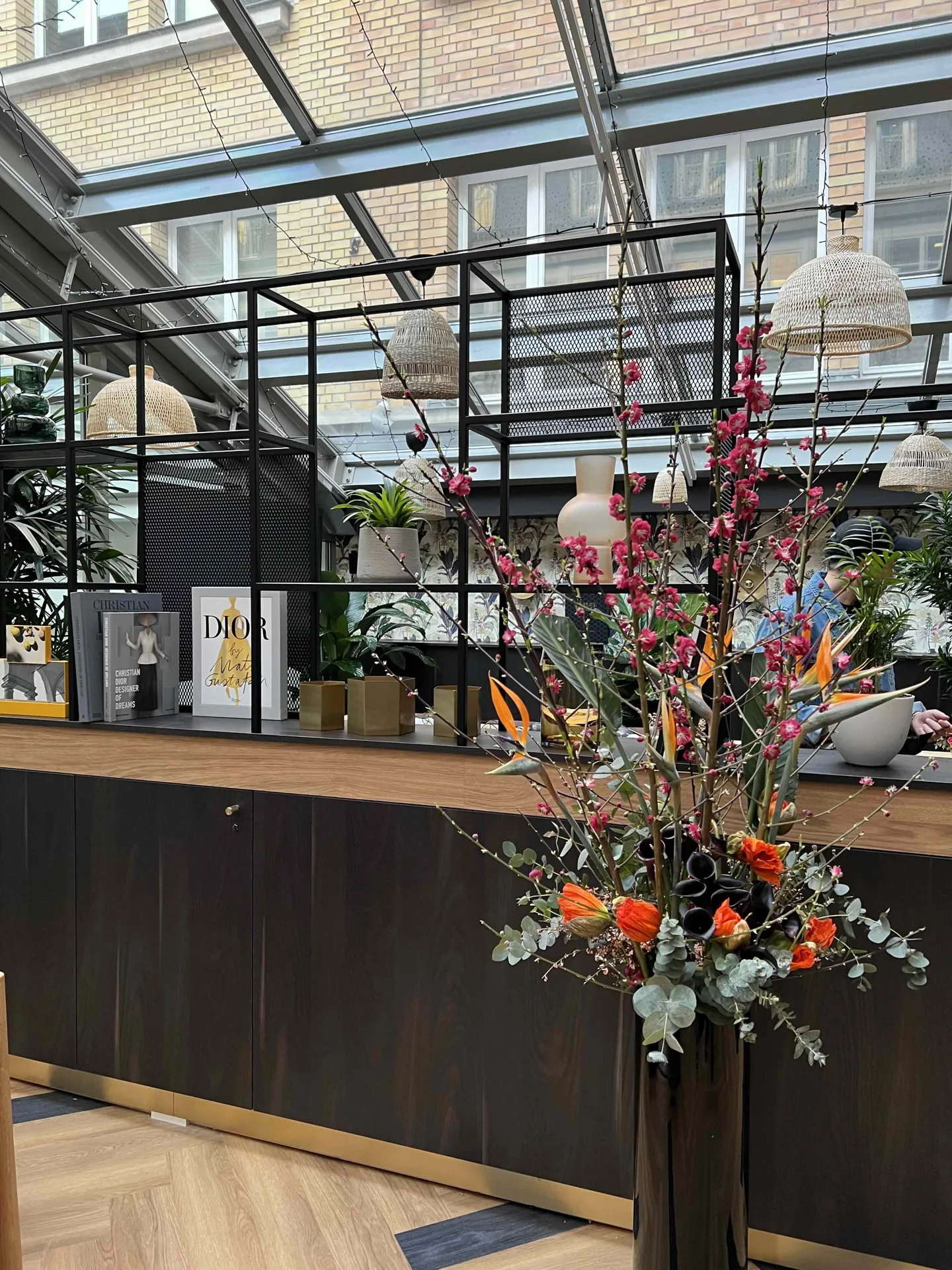 Inauguration de l'espace La Canopée au siège de LVMH, décoré avec une ambiance florale et élégante.