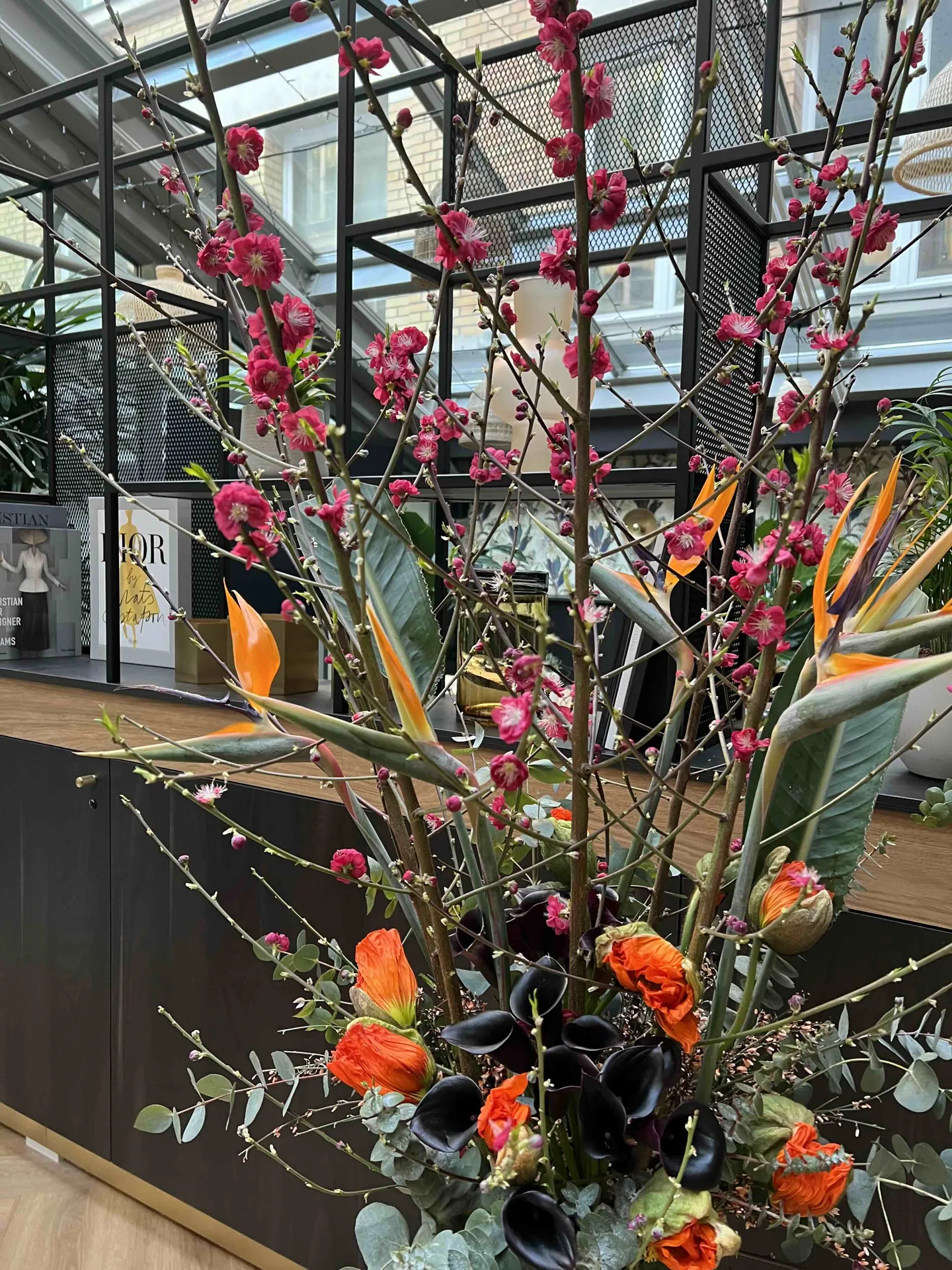 Inauguration de l'espace La Canopée au siège de LVMH, décoré avec une ambiance florale et élégante.