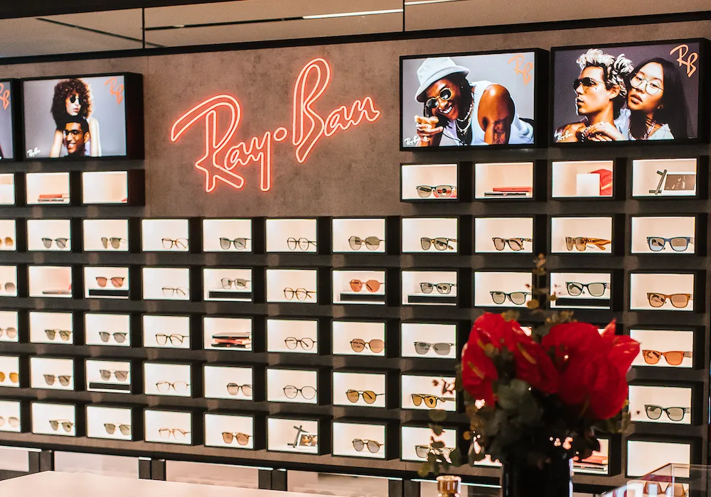 Photo des journées presse EssilorLuxottica FW22 à Paris, présentant une scénographie immersive et détaillée conçue par H.stories.