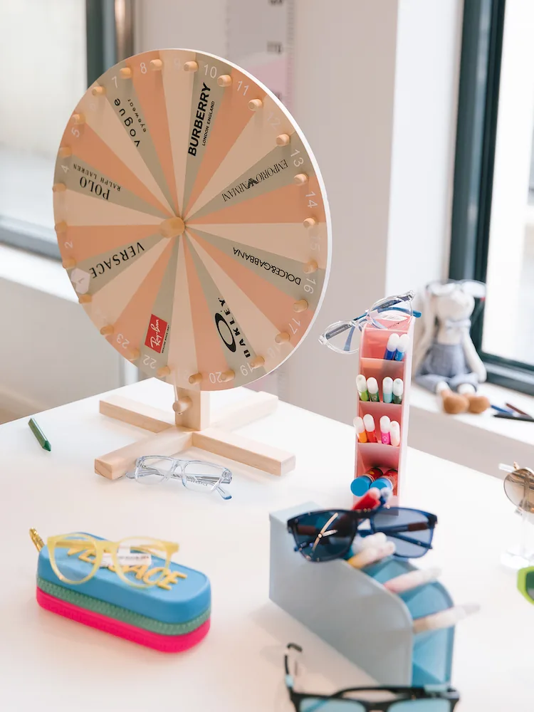 Photo des journées presse EssilorLuxottica FW22 à Paris, présentant une scénographie immersive et détaillée conçue par H.stories.