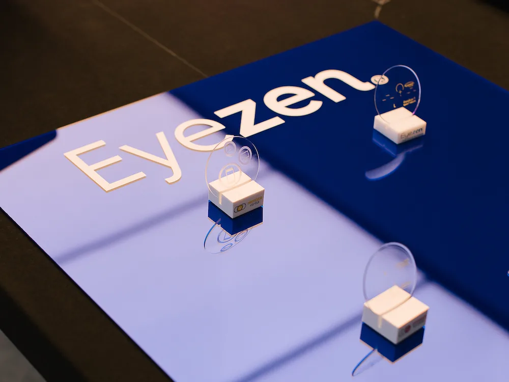 Photo des journées presse EssilorLuxottica FW22 à Paris, présentant une scénographie immersive et détaillée conçue par H.stories.