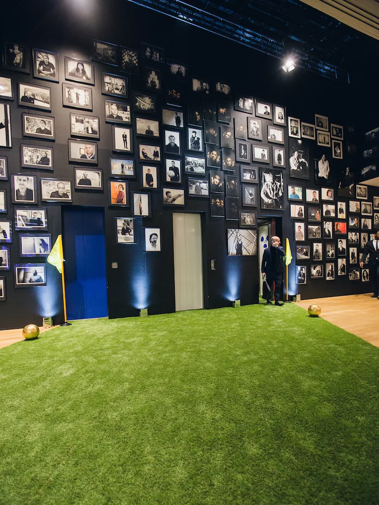 Photo du lancement de la collection Louis Vuitton x FIFA 2018, montrant des ballons dorés et des décorations festives