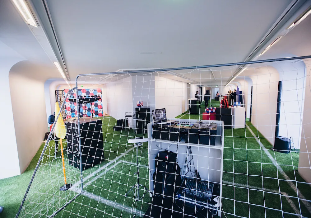 Photo du lancement de la collection Louis Vuitton x FIFA 2018, montrant des ballons dorés et des décorations festives
