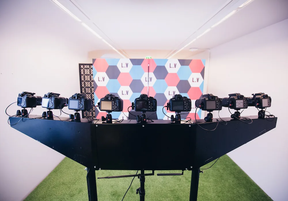 Photo du lancement de la collection Louis Vuitton x FIFA 2018, montrant des ballons dorés et des décorations festives