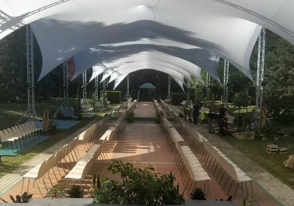 Photo du défilé LVMH 2022 au domaine de Formigé, mettant en scène une scénographie végétale conçue par H.stories.