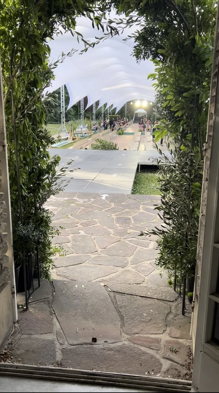 Photo du défilé LVMH 2022 au domaine de Formigé, mettant en scène une scénographie végétale conçue par H.stories.