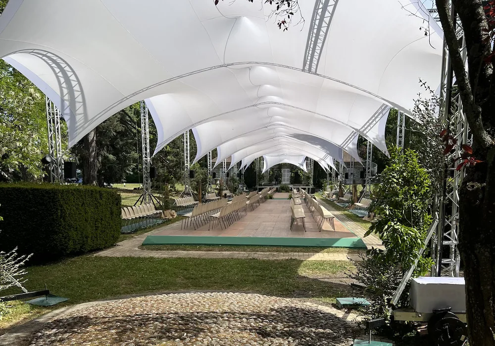 Photo du défilé LVMH 2022 au domaine de Formigé, mettant en scène une scénographie végétale conçue par H.stories.