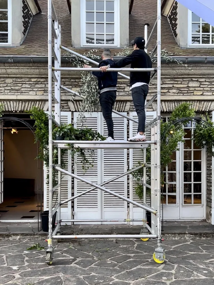 Photo du défilé LVMH 2022 au domaine de Formigé, mettant en scène une scénographie végétale conçue par H.stories.