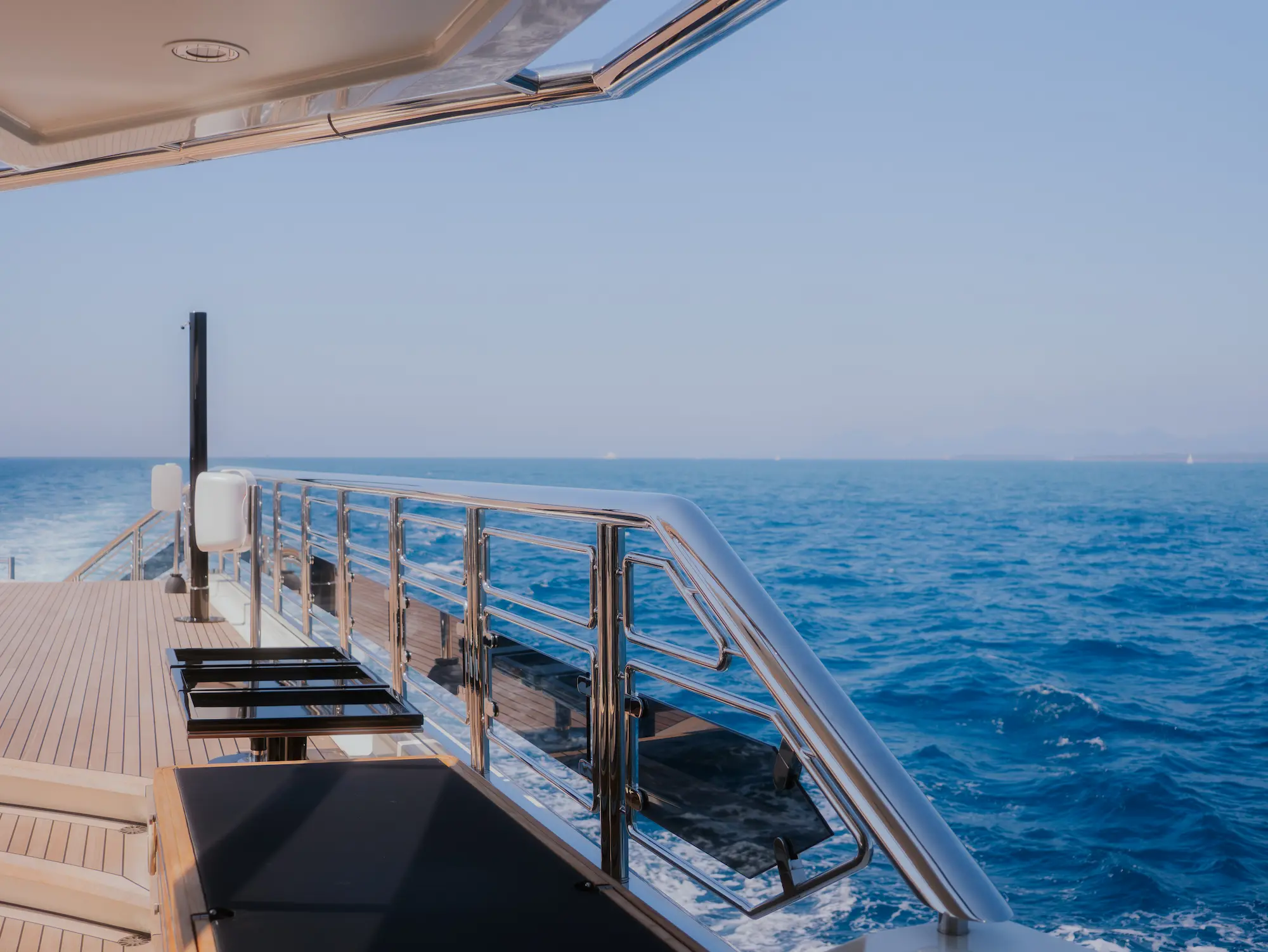 Installation technique événementielle conçue par H.stories à bord d'un superyacht à Monaco