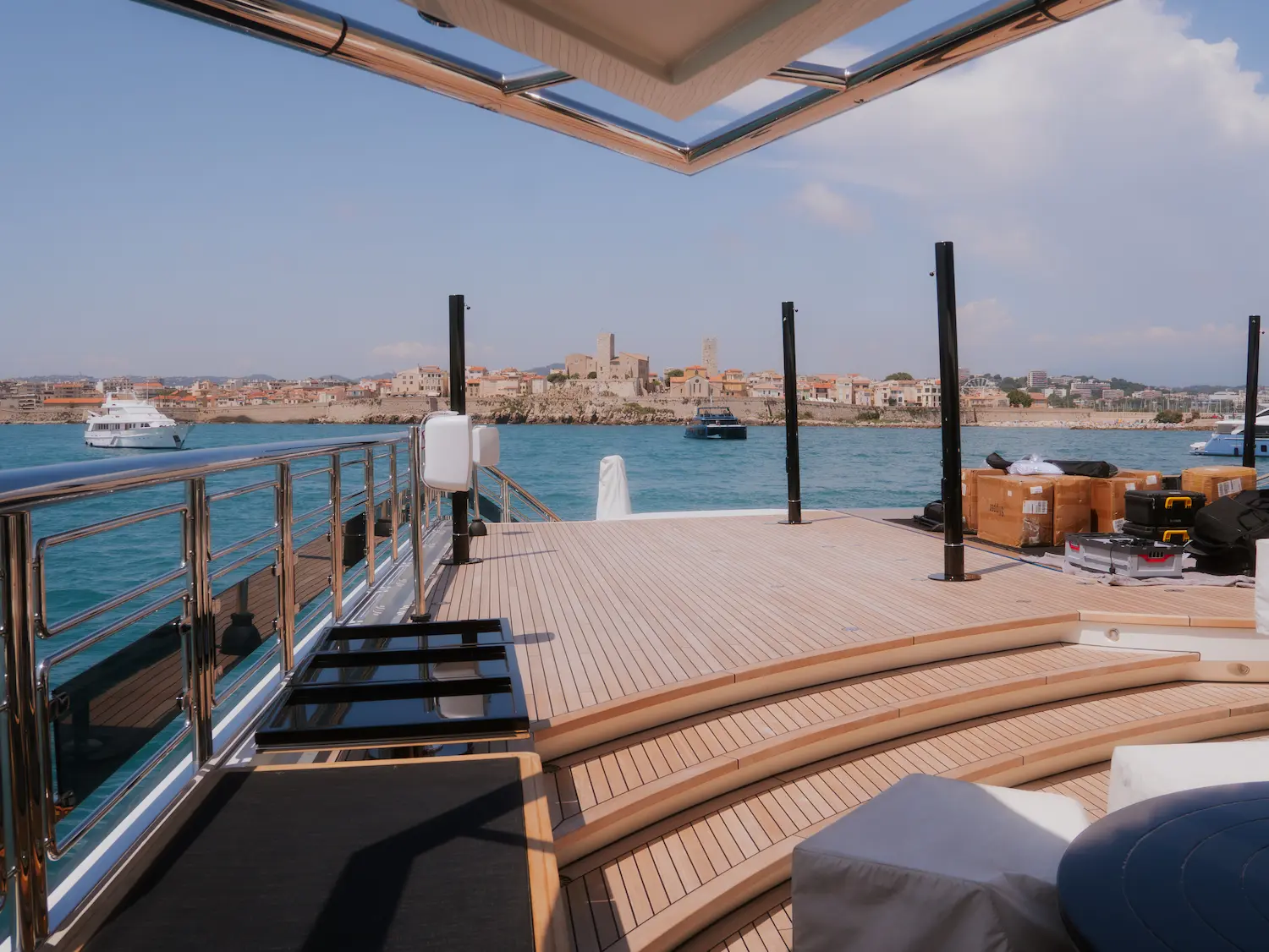 Installation technique événementielle conçue par H.stories à bord d'un superyacht à Monaco