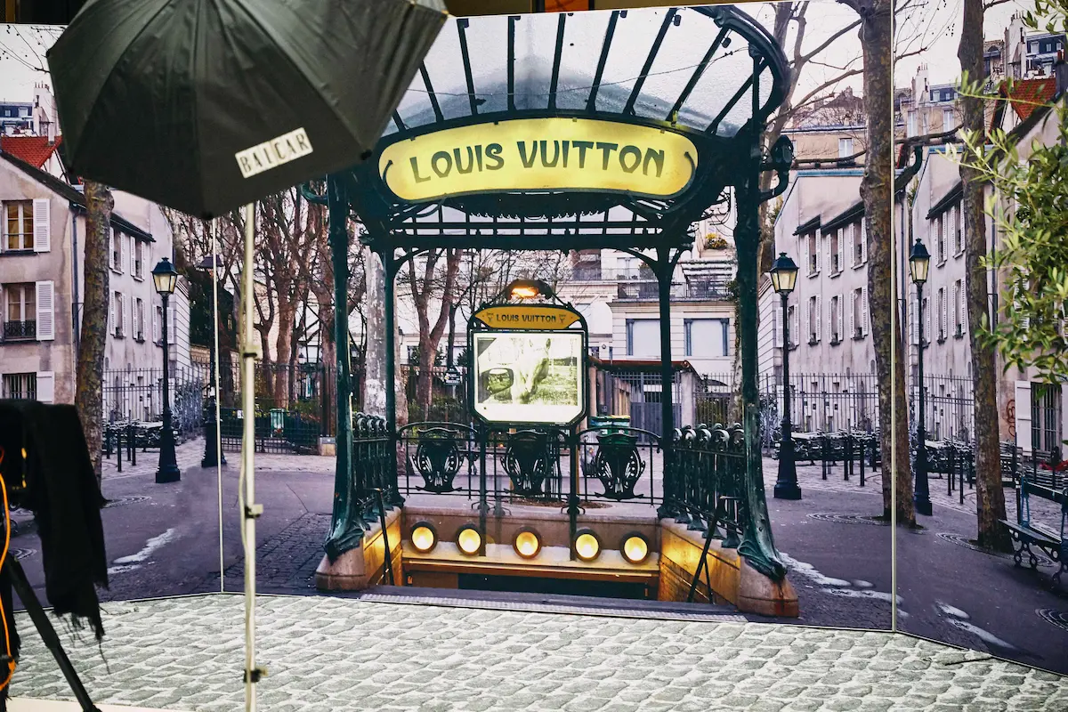 Aftershow SS20 de Louis Vuitton sur l'avenue Montaigne, recréant les rues de Montmartre avec une ambiance festive et artistique.