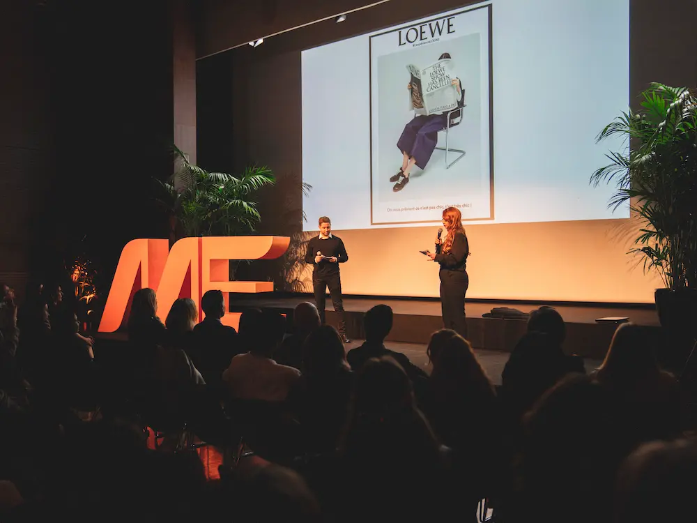 Masterclasse ME x LOEWE sur l'Avenue Montaigne, mettant en avant les métiers d'excellence de LVMH dans une atmosphère végétale et minimaliste.