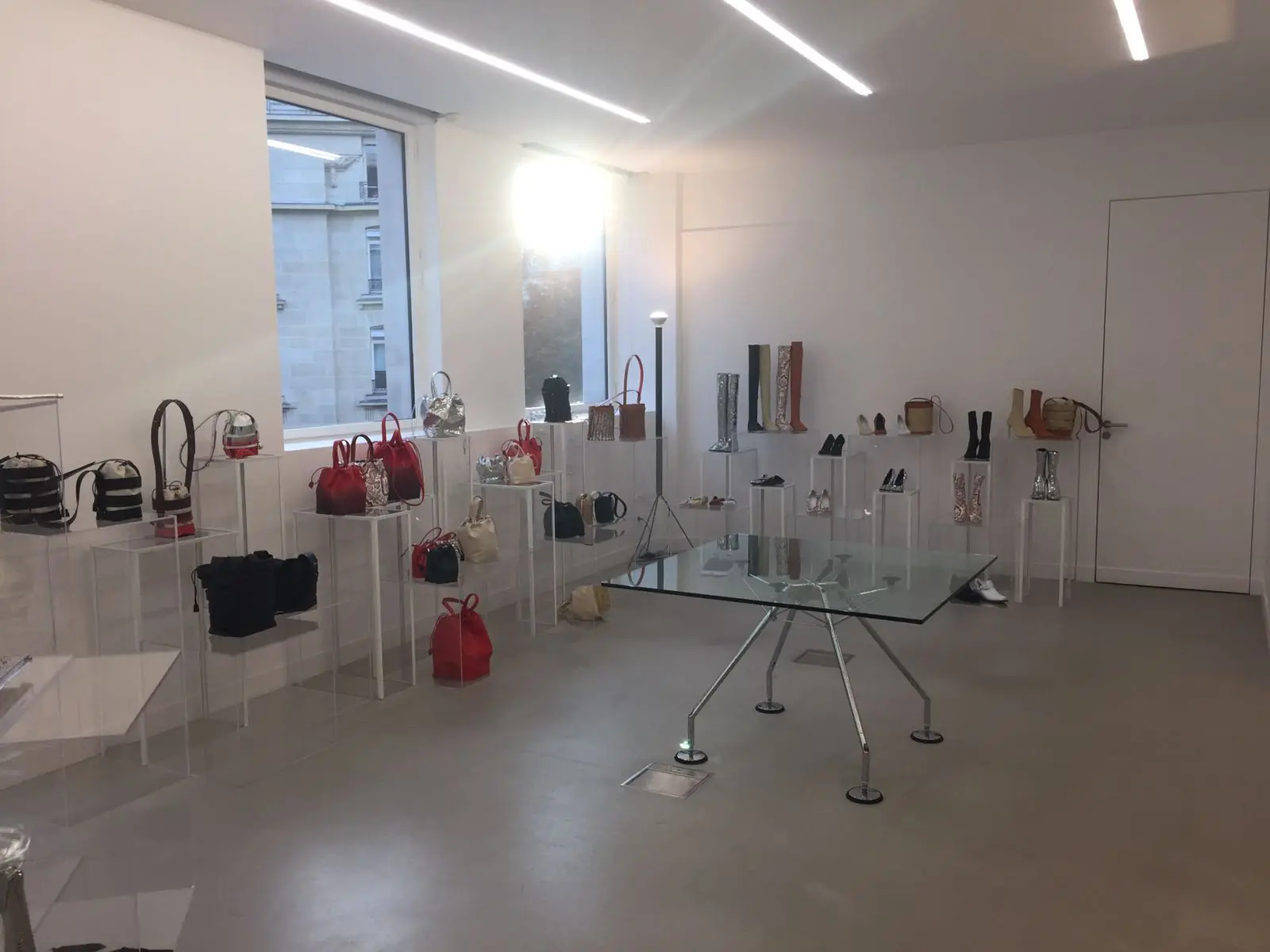 Showroom Paco Rabanne à Paris, displays en plexiglas inspirés de Larry Bell, scénographie H.stories