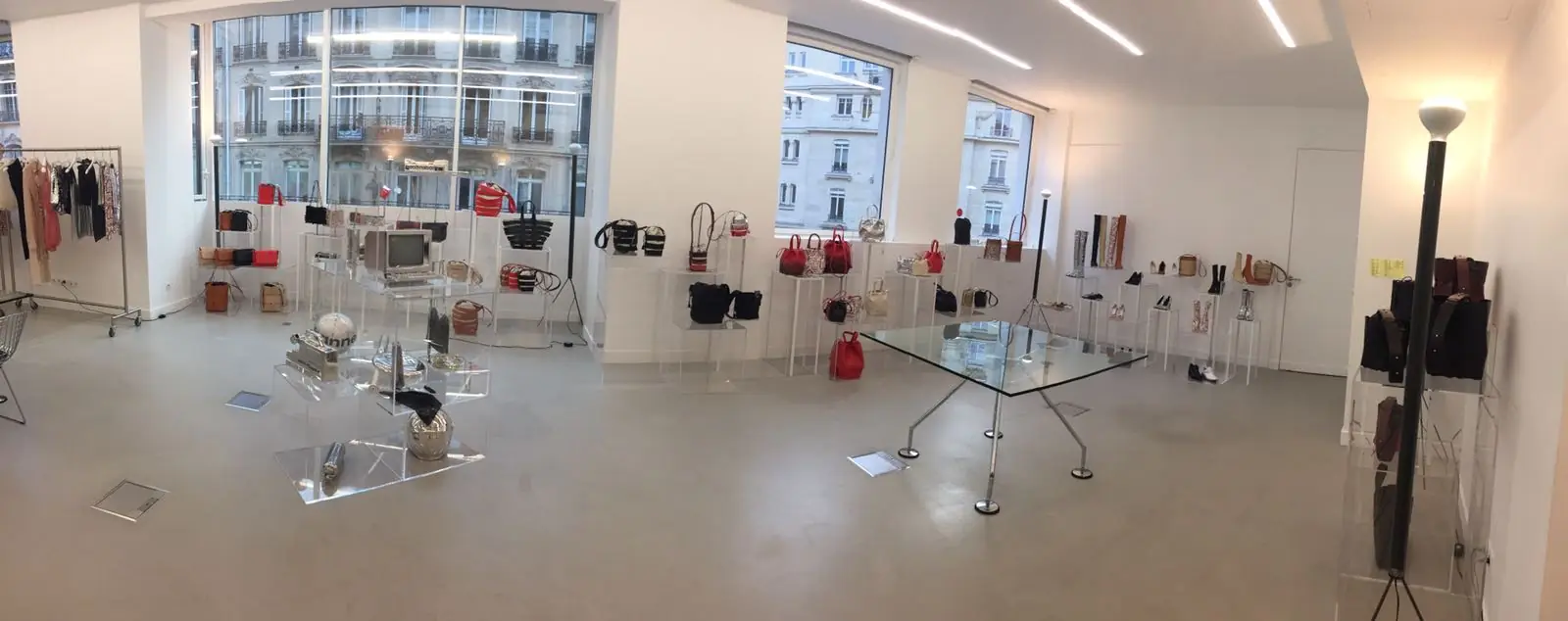 Showroom Paco Rabanne à Paris, displays en plexiglas inspirés de Larry Bell, scénographie H.stories