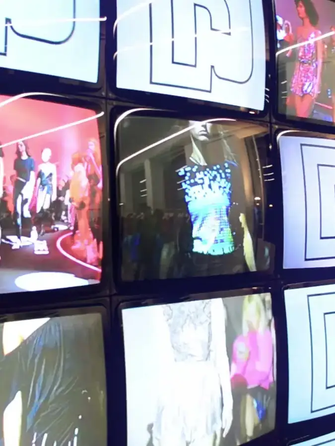 Showroom Paco Rabanne à Paris, displays en plexiglas inspirés de Larry Bell, scénographie H.stories