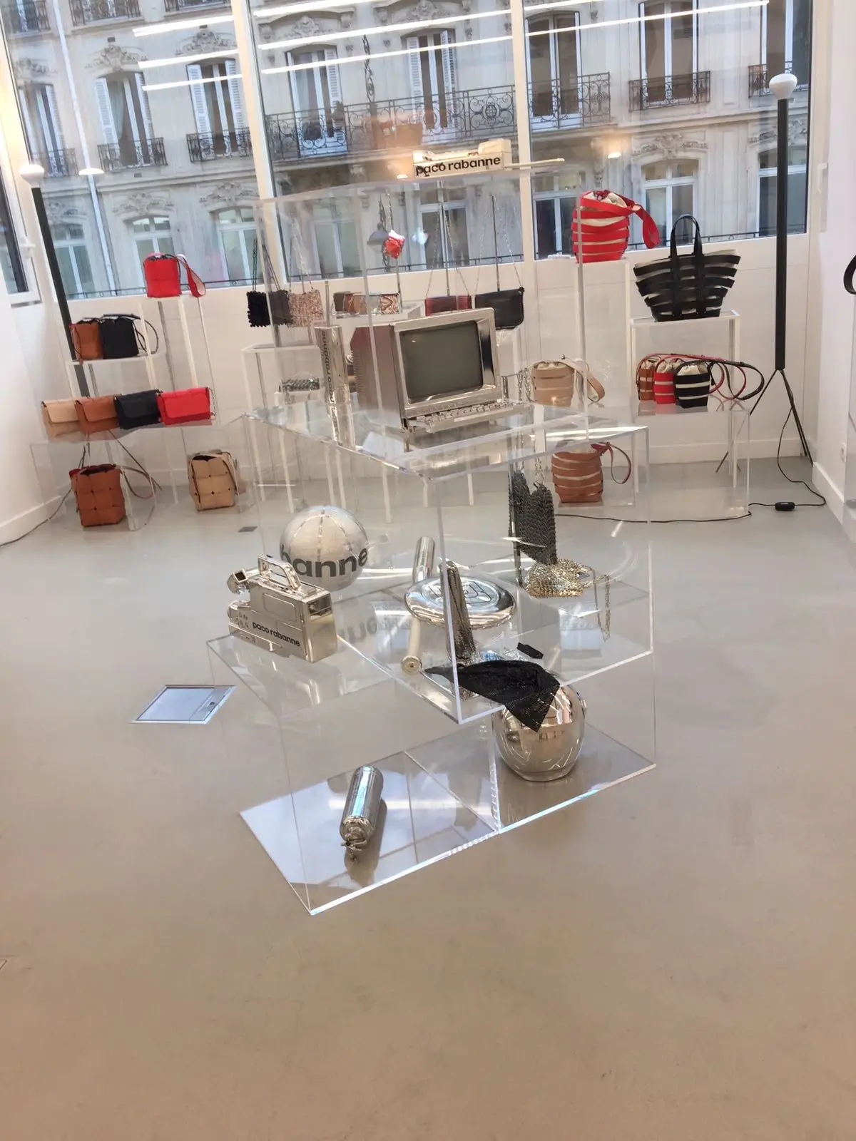 Showroom Paco Rabanne à Paris, displays en plexiglas inspirés de Larry Bell, scénographie H.stories