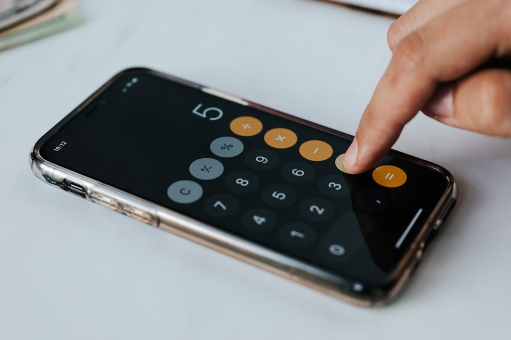 pessoa usando calculadora do celular para saber valor de FGTS para comprar imóvel