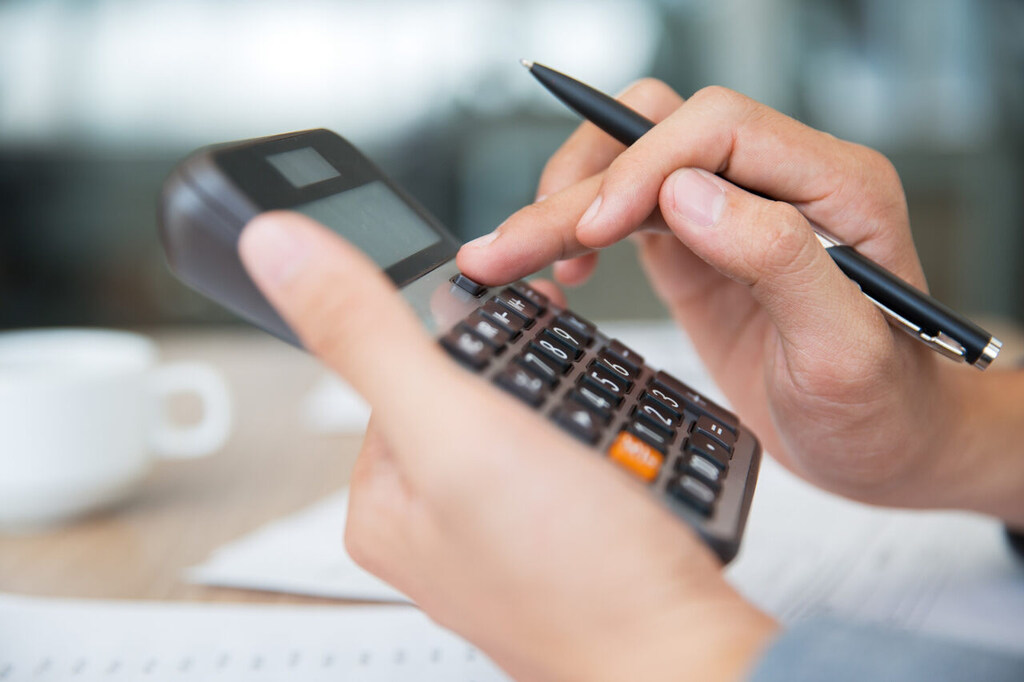 pessoa usando calculadora representando como comprar um apartamento sem entrada
