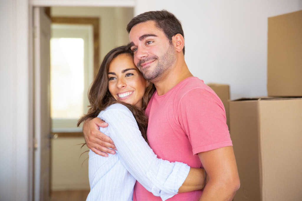 casal feliz abraçado depois de saber como comprar um apartamento sem entrada