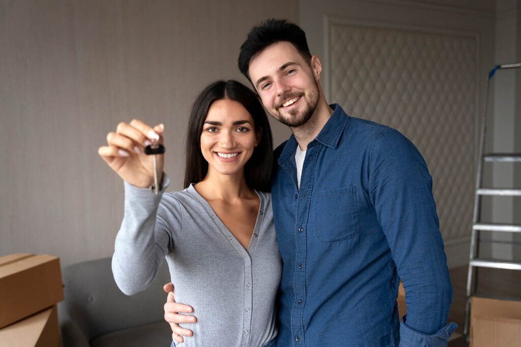 casal com chaves de apartamento depois de saber quais são os documentos para comprar imóvel