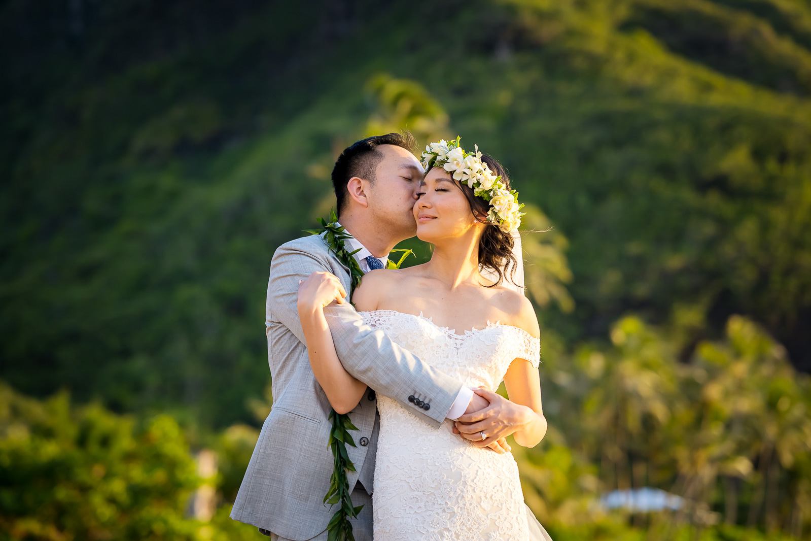 simple elopement wedding planning in afternoon golden hour on kauai