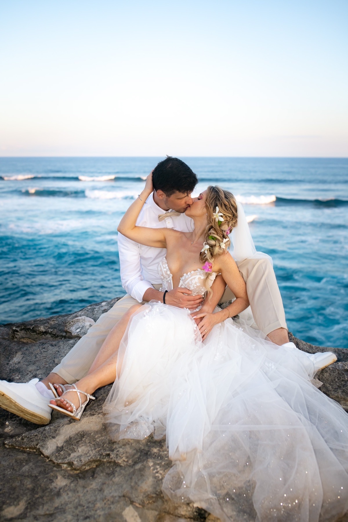 kauai wedding kiss ocean in background