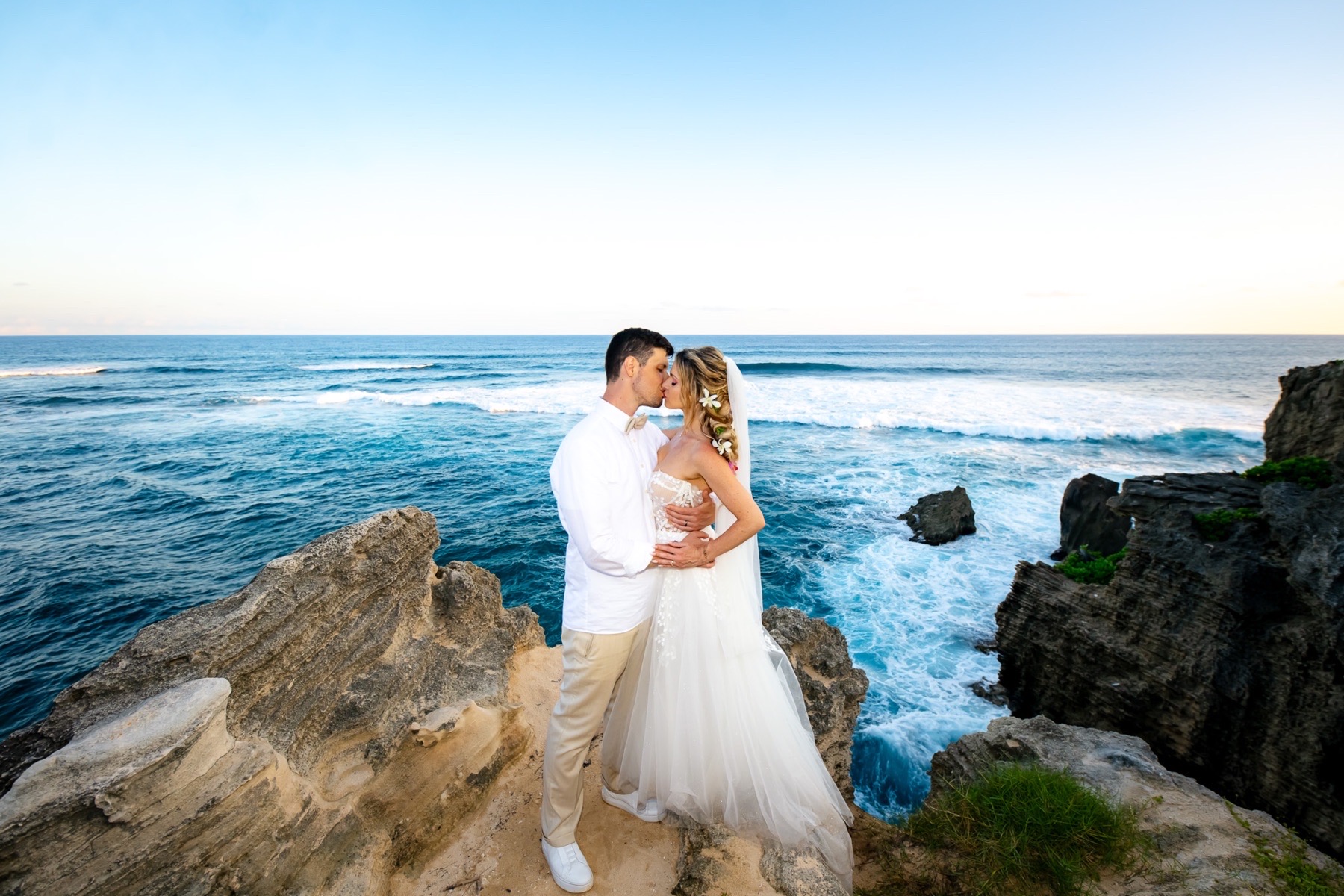 kauai elopement wedding kiss overlooking ocean
