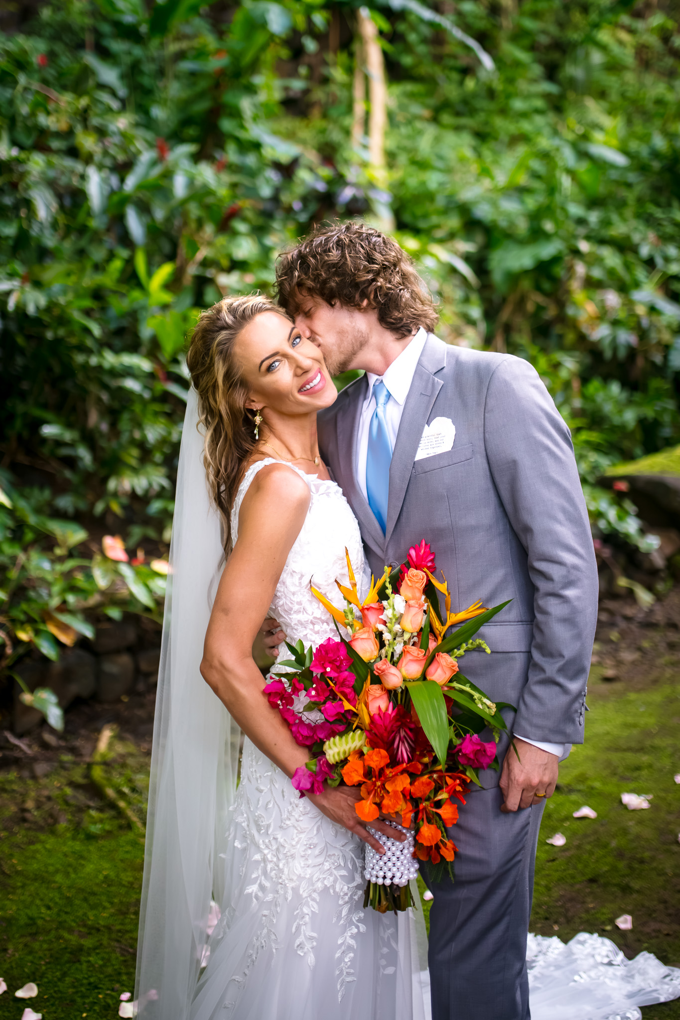 kauai elopement couple gets married 
