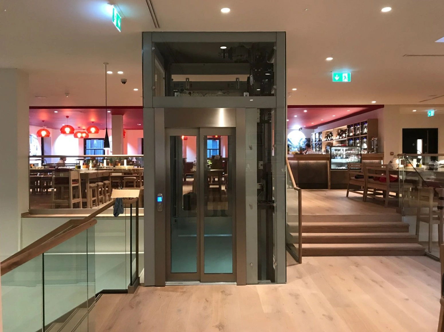 Public lift with mirrored stainless steel telescopic doors 