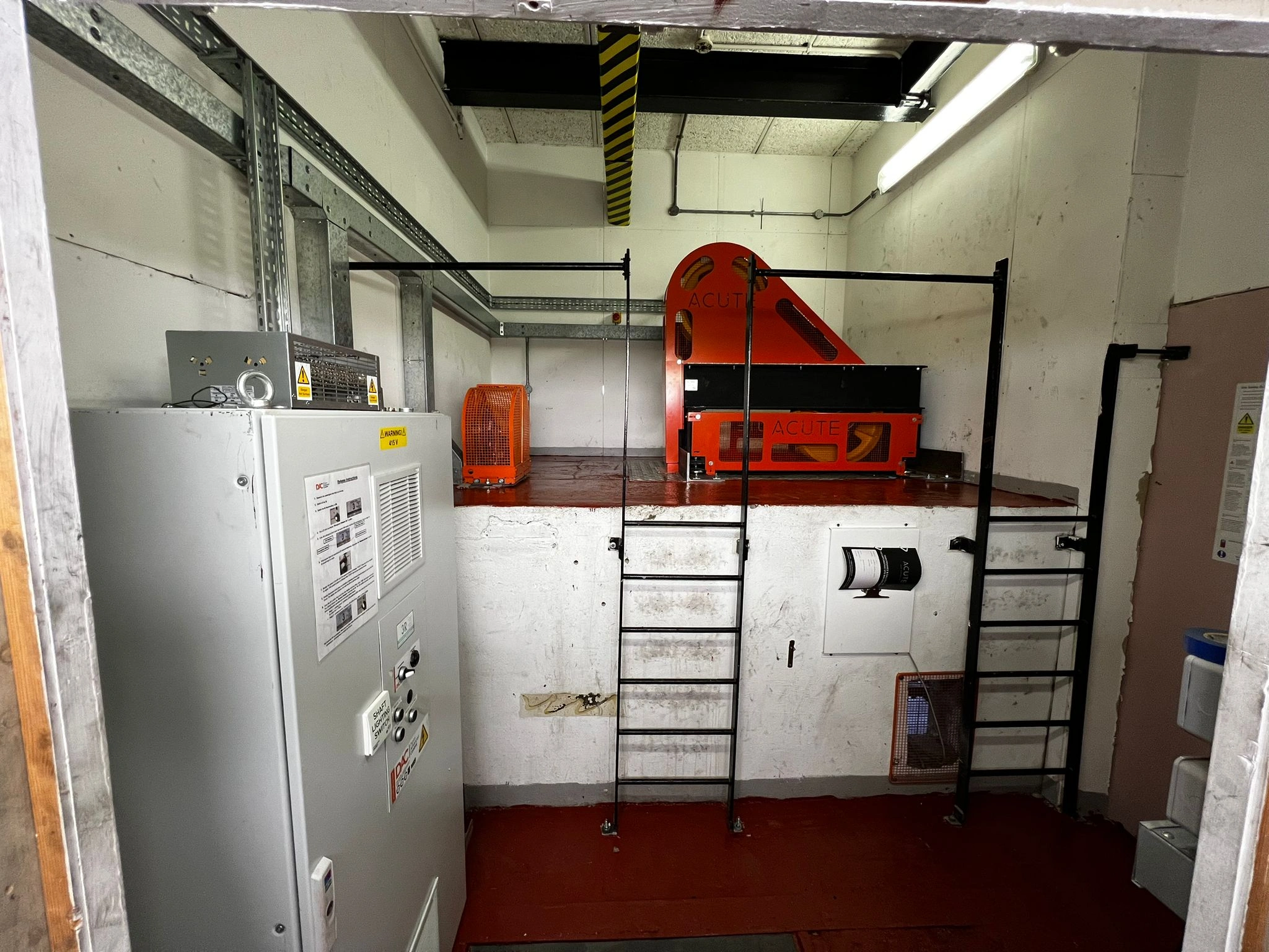 Lift modernisation with a new lift motor and protection guards in the lift motor room
