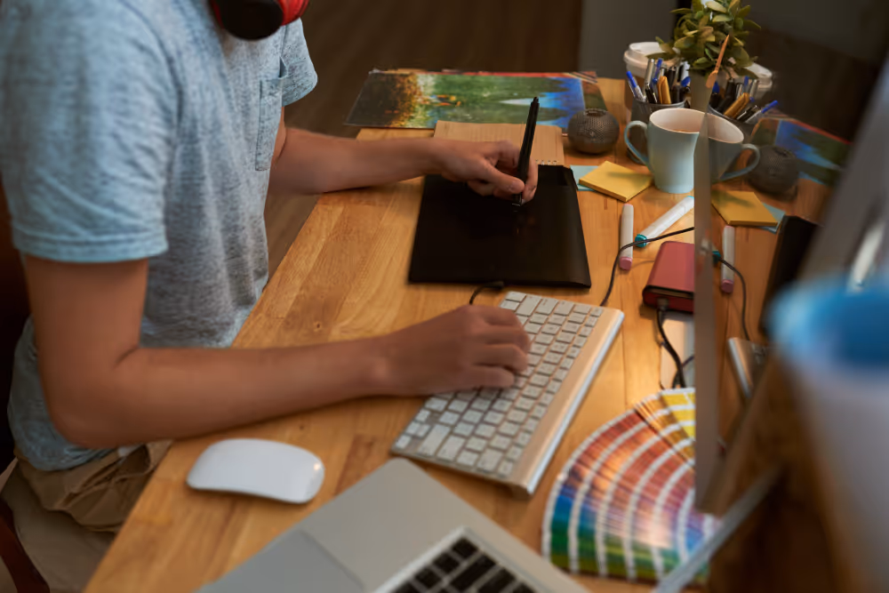 Ein Webdesigner an einem Schreibtisch bei der Arbeit für eine neue Website.