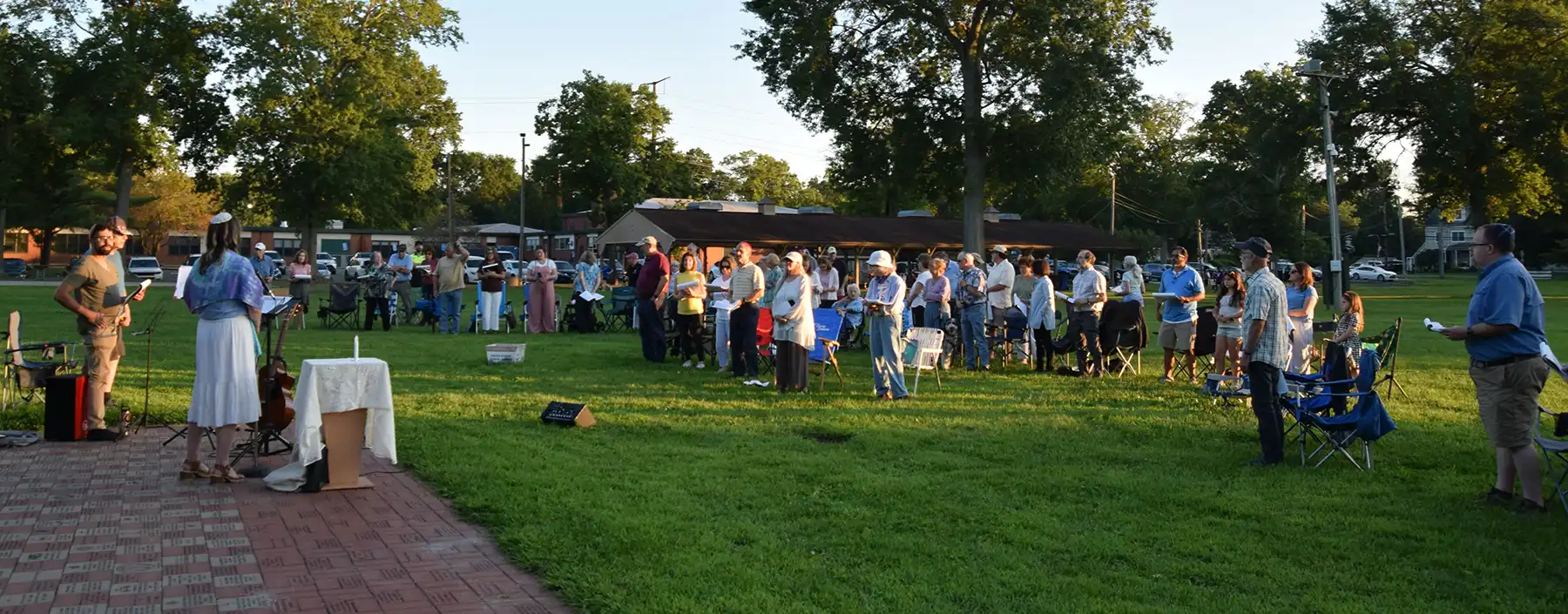 A congregation gathers on the lawn at High Plains Community Center for Congregation Or Shalom’s annual outdoor Shabbat at the Gazebo.