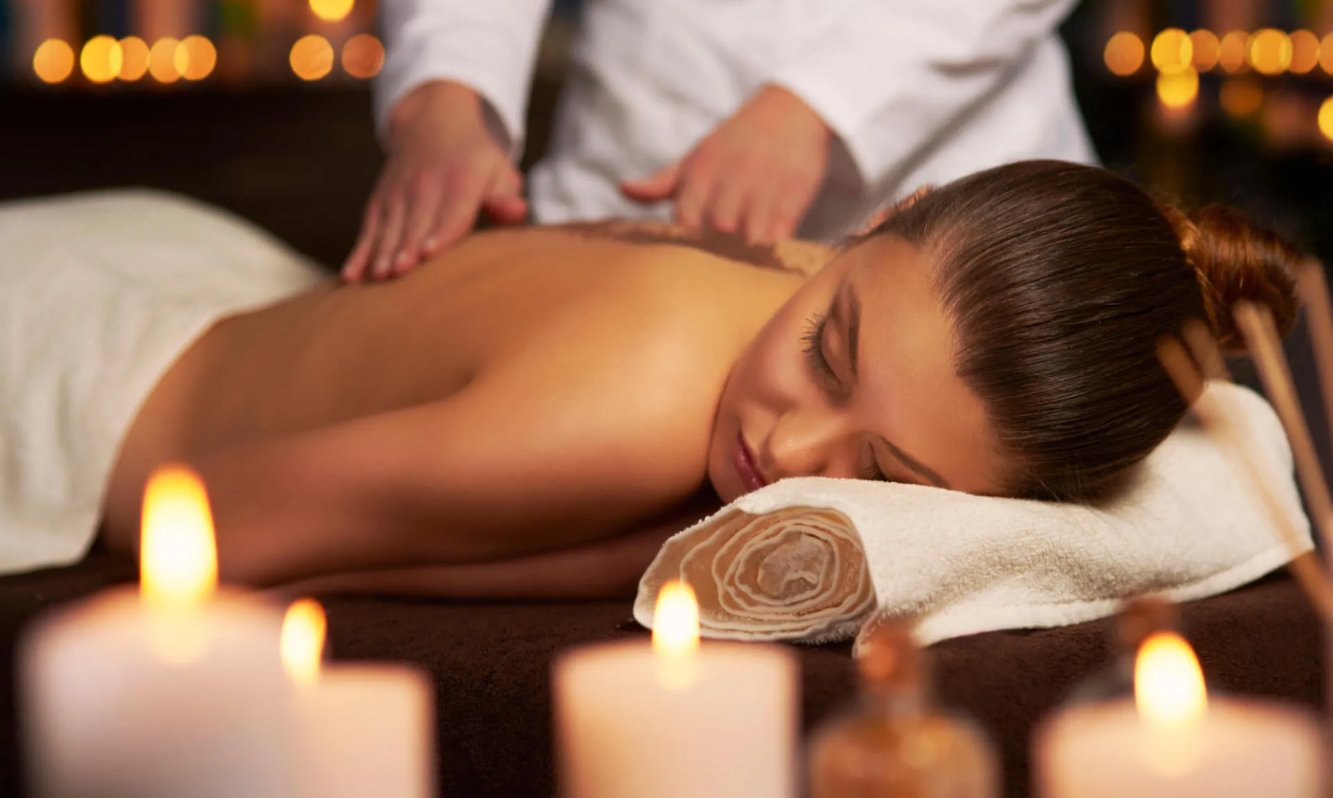 Kvinde får thai massage på ryggen
