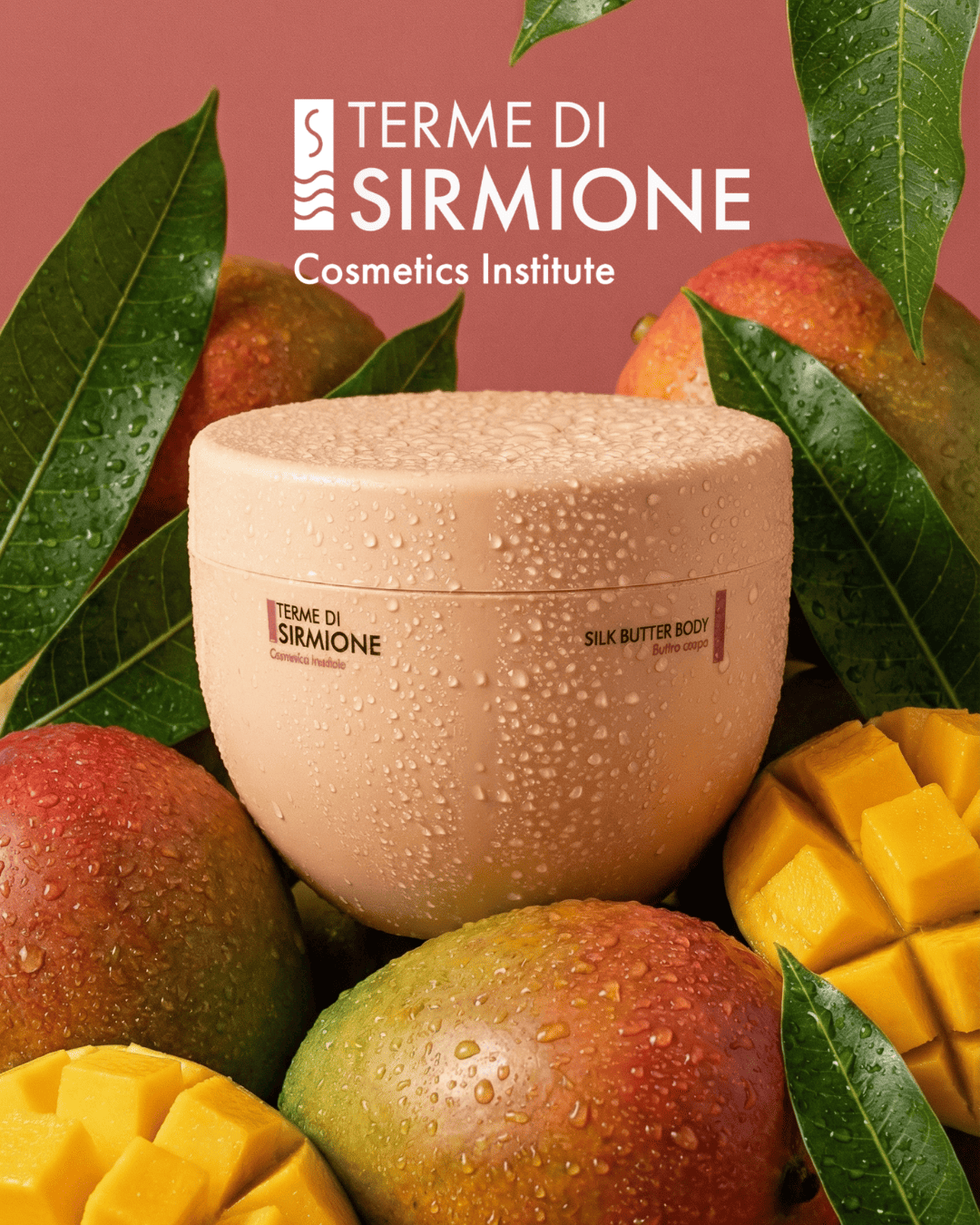Un barattolo di crema idratante poggiata su diversi mango