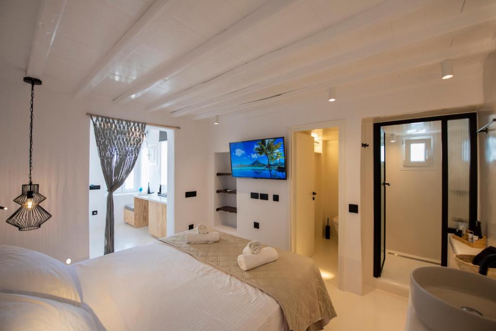 This apartment is located in Mykonos Town, in the Yalo Yalo area at the Old Port, offering a unique and central setting.
The suite features a panoramic private terrace overlooking the Old Port and the sea, as well as free Wi-Fi and concierge service.
The apartment can accommodate up to 3 guests and includes air conditioning, one bedroom, one bathroom, a living area with sofa bed, and a private terrace.
The property is open from April to October, making it an ideal choice for a summer stay in the heart of Mykonos.