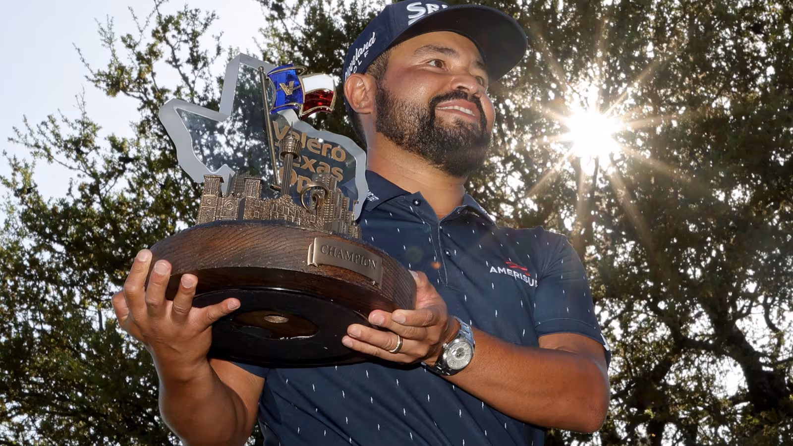 J.J. Spaun célèbre sa victoire au Valero Texas Open 2026 sur le parcours de TPC San Antonio, sous un ciel menaçant.