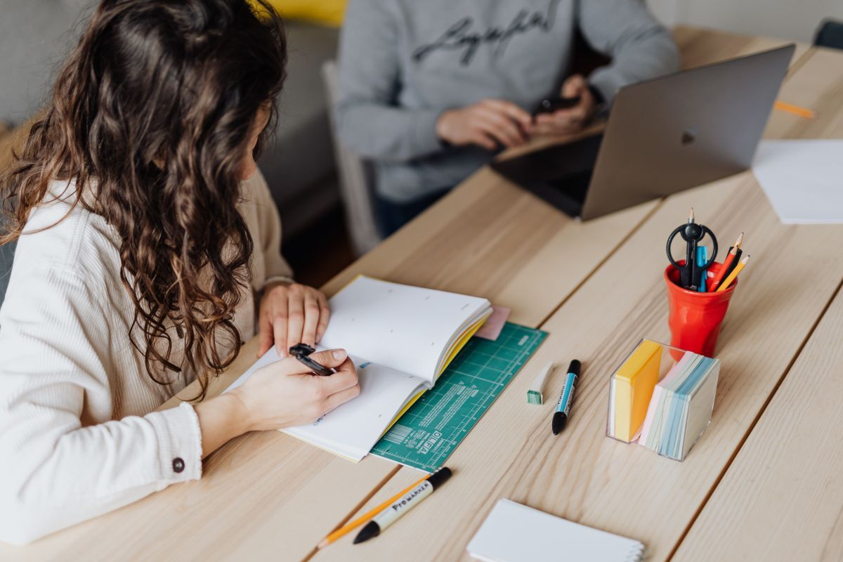 Step-by-step guide to vetting global agencies—check multi-market case studies, localization capability, research depth, production partners, timezone/language coverage, legal & IP process, pricing transparency, project governance, and culture fit.