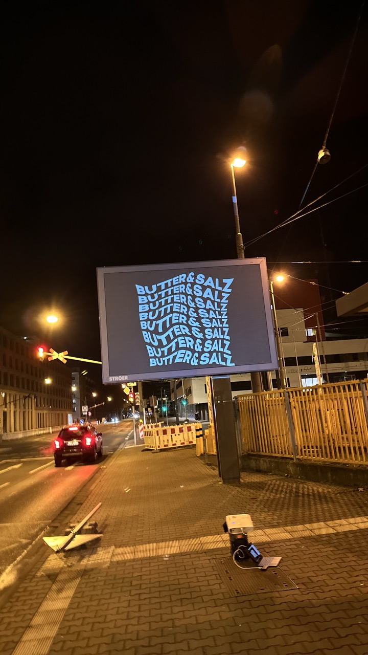 Butter & Salz auf einem Out-of-Home-Billboard bei Nacht