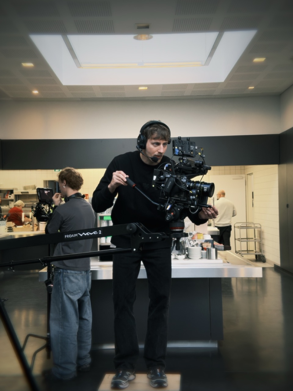Kameramann mit Cinema-Kamera on location
