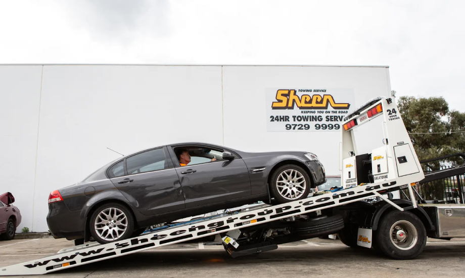 Sheen tow truck loading a car for emergency towing in Melbourne.