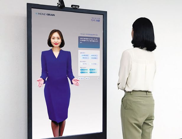 AI 앵커 같은 가상 인간을 개발하는 딥브레인AI는 지난 3일 500억원의 초기 투자를 유치했다. 사진은 가상 인간이 등장하는 딥브레인AI의 키오스크를 시연하는 모습. /딥브레인AI