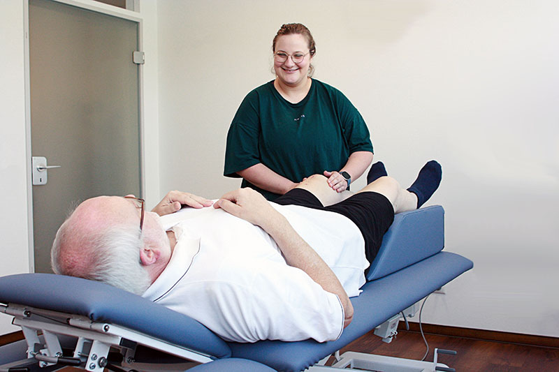 Physiotherapeutin behandlet Operationsnarbe am Knie